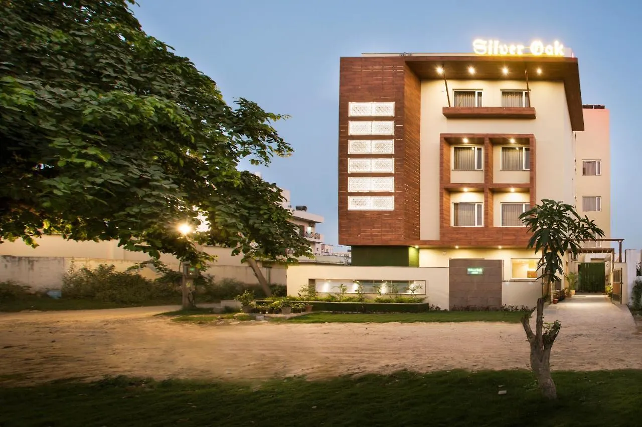 Otel Silver Oak Near Medanta Medicity Gurgaon
