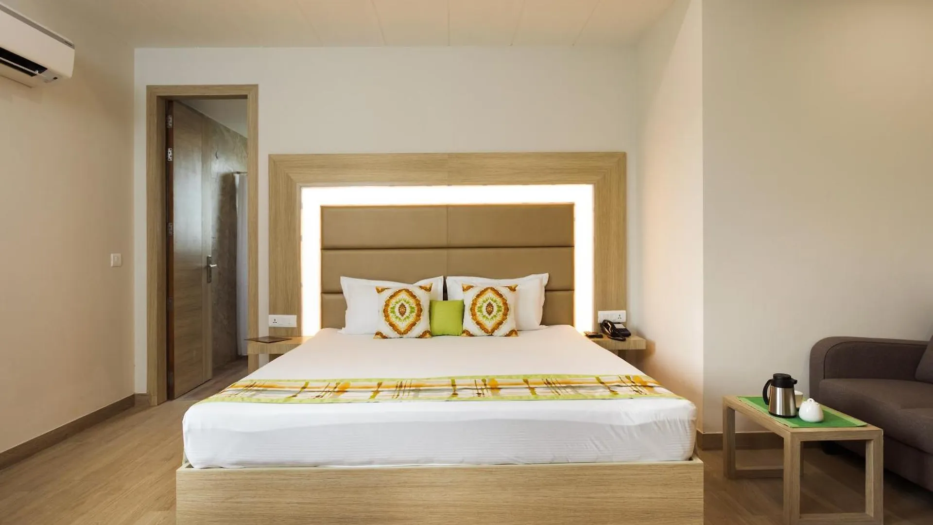 Silver Oak Near Medanta Medicity Gurgaon 3*,  Hindistan